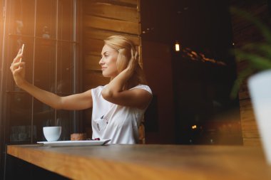 Kendisi için sosyal ağ resim fotoğraf çekimi sırasında poz çekici Avrupa erkek 