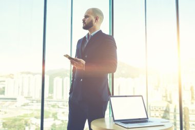 Genç erkek profesyonel çalışan hücre telefon tutuyor