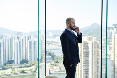  Hücre telefon ile kendine güvenen erkek Yöneticisi arıyor