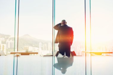 Takım elbise giymiş bir adam avukat arkadan görünüm onun sonra başarısız bir duruşmada dinleniyor