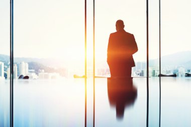 Pencereye bakan adam bankacı silueti