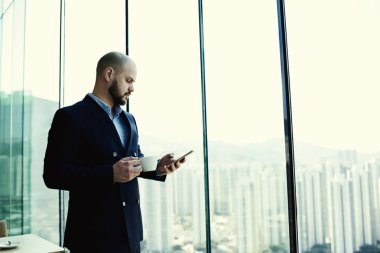 Cep telefonu ile Adam yetenekli finansör