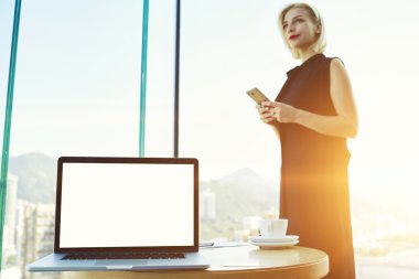 Genç kadın yetenekli ofis çalışanı ağ yolu ile hücre telefon gerekli bilgi için konferans arama 