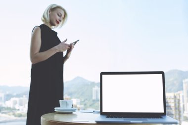 Sarışın kadın yetenekli Yöneticisi hücre telefon kullanıyor