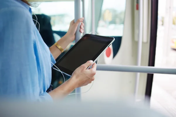 Gros plan de la femme écoute de la musique via une tablette numérique — Photo