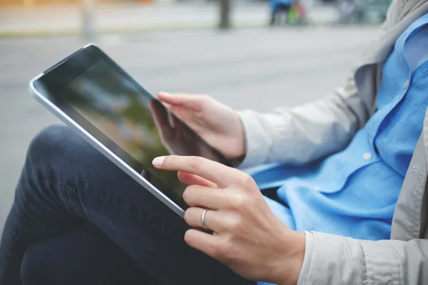 Eng von Frau beobachtet Fotos auf Touchpad, was sie während des Gehens im Freien machen. — Stockfoto