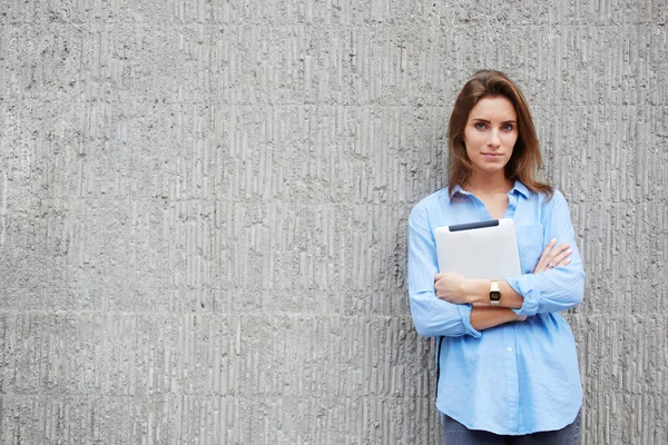 Young woman student with touch pad is standing outdoors — Stock Photo, Image