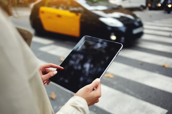 Turista feminino está usando touch pad para navegação — Fotografia de Stock