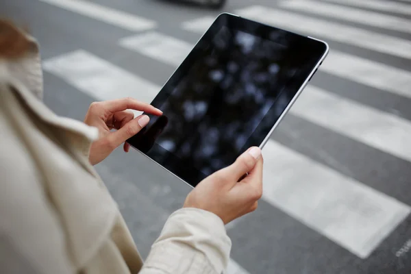 Primer plano de la mujer de negocios está leyendo el correo electrónico en su panel táctil, mientras que está esperando coche en la calle  . —  Fotos de Stock