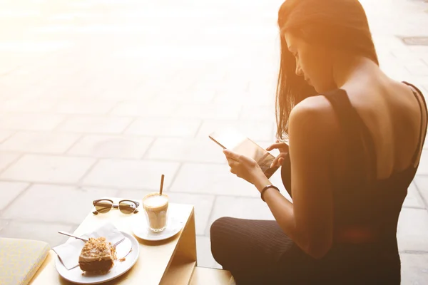 Freelancer mulher trabalhando em tablet digital. Hipster menina usar navegador web no dispositivo touchscreen — Fotografia de Stock