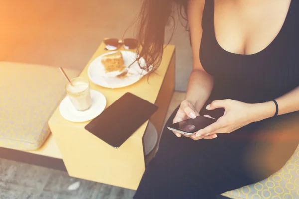 Close-up beeld van vrouw is het typen van tekstbericht in netwerkchat met gebruik mobiele telefoon — Stockfoto