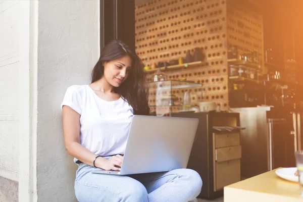 Freelancer feminino conectando-se ao café sem fio para trabalho remoto via net-book. Estudante aprendendo on-line — Fotografia de Stock