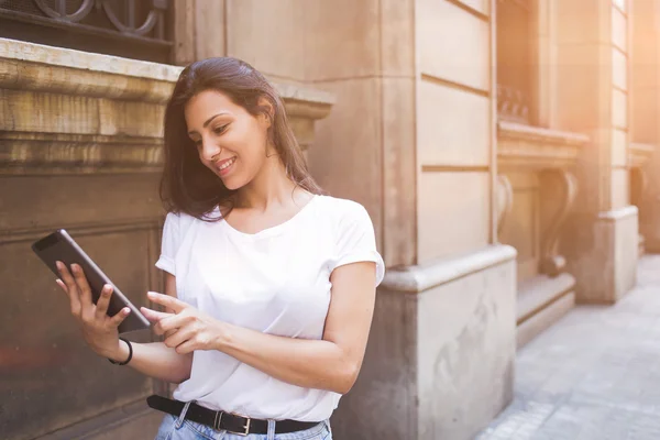 Glückliche Touristin nutzt Touchpad zur Navigation während ihrer Sommerurlaubsreise — Stockfoto