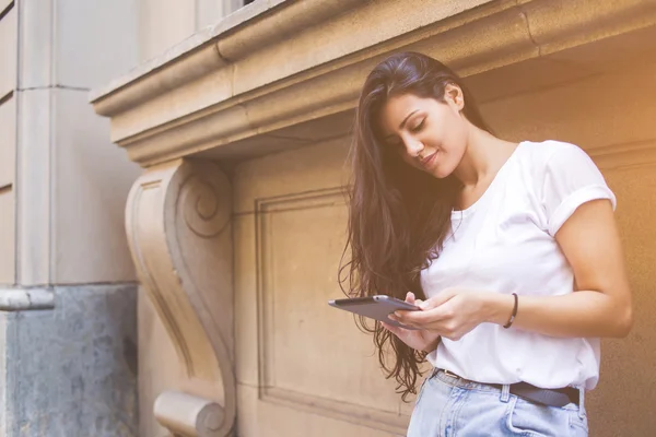 Stylische Hipster-Frau surft während der Freizeit im Internet, um sich im urbanen Umfeld zu orientieren — Stockfoto