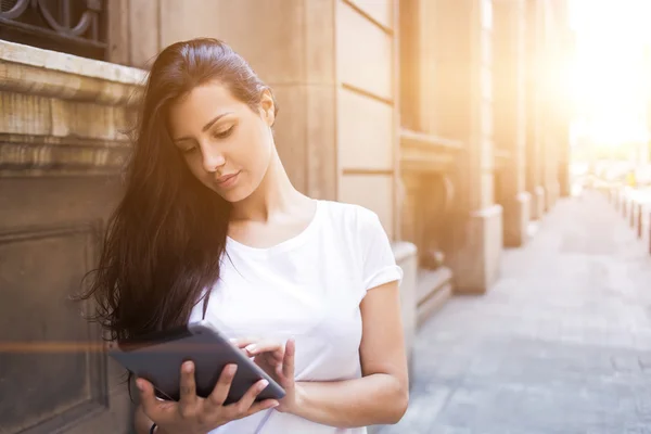 Wunderschöne Touristin mit Touchpad für die Navigation in der Stadt im Urlaub im Ausland — Stockfoto