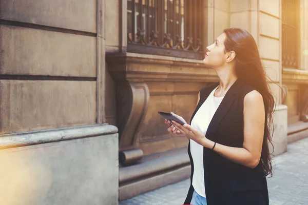 Femme vagabonde utilise la carte de la ville numérique sur sa tablette pendant la promenade à l'extérieur — Photo