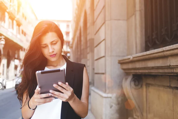 Elegante hipster menina turista está usando computador tablet para navegação durante o passeio na cidade no exterior — Fotografia de Stock