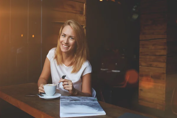 Cheerful Caucasian woman with beautiful smile enjoying her recreation time in cozy cafe bar — Stock Photo, Image