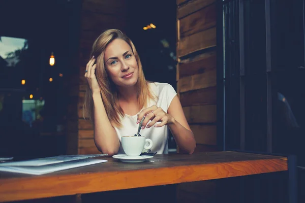 Mooie dame ontspannen in bar na een wandeling in de frisse lucht — Stockfoto