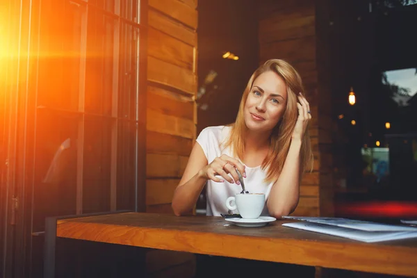 Frumoasă doamnă relaxare în bar după mers pe jos în aer proaspăt — Fotografie, imagine de stoc