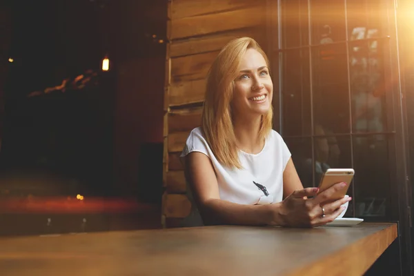 Vacker hipster flickan med söta leende väntar på ett samtal på sin cell telefon, kopia utrymme område — Stockfoto