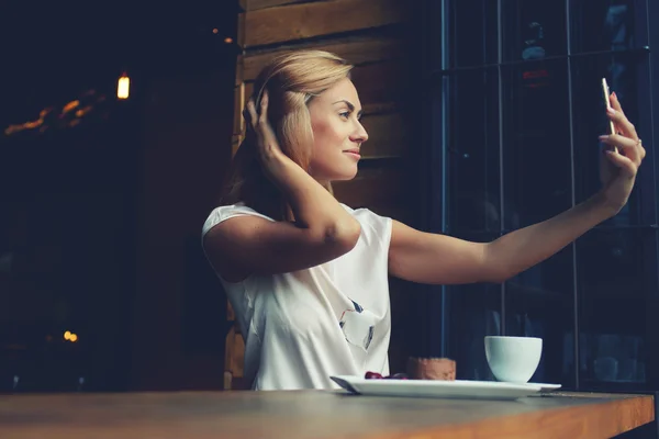 Atractiva mujer europea posando mientras se fotografía a sí misma para la imagen de red social — Foto de Stock