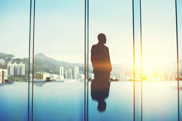 Young manager standing in conference room — Φωτογραφία Αρχείου