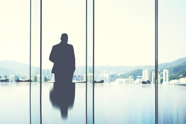 Silhouette des Mannes Jurist in privatem Büro — Stockfoto