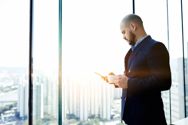 Confident man entrepreneur with mobile phone — Stock Photo, Image