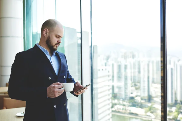 Hombre jefe con café y teléfono móvil — Foto de Stock