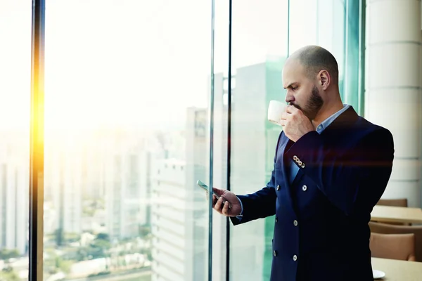 Bärtiger Mann mit Handy — Stockfoto