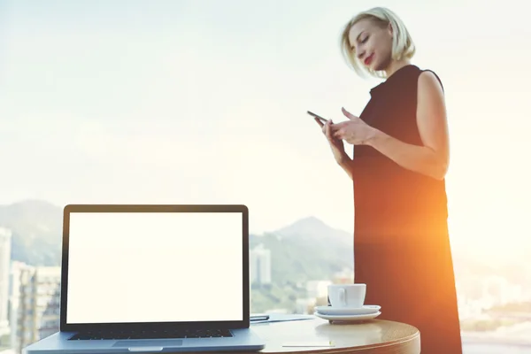 Jovem mulher qualificada CEO está lendo mensagem de texto em seu telefone inteligente — Fotografia de Stock