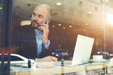 Male entrepreneur phoning via cell telephone