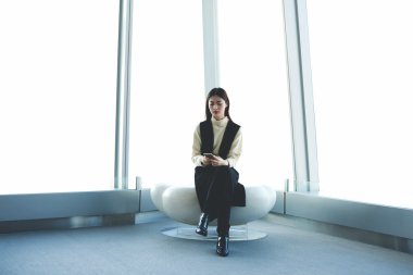 Cep telefonu kullanan başarılı iş kadını 