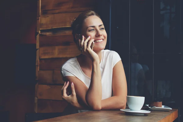 Sorrindo hipster menina chamando com telefone celular enquanto relaxa depois de caminhar no dia de verão — Fotografia de Stock