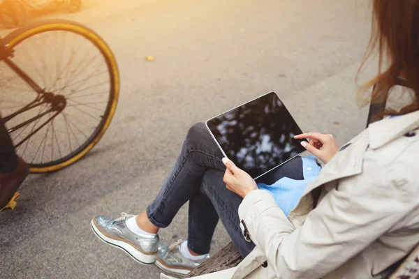 Nahaufnahme Bild von stilvollen Frau hält digitales Tablet mit Kopierraum auf dem Bildschirm — Stockfoto