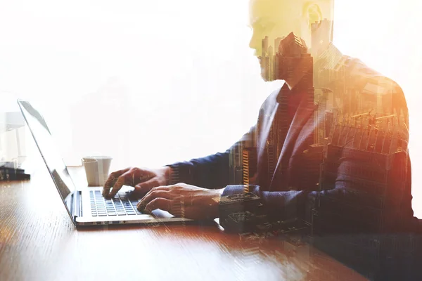 Man Trader met laptop computer — Stockfoto