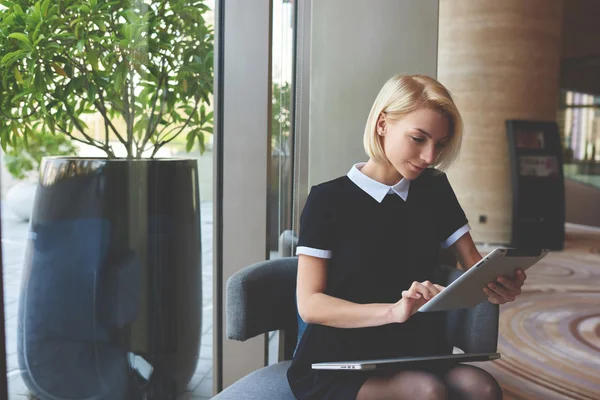 Young managing director reading e-mail — Stockfoto