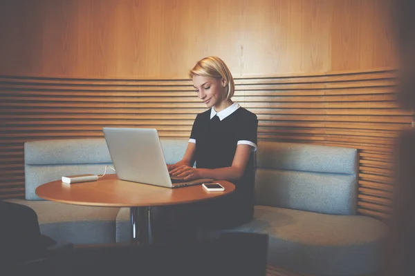 Woman freelancer keyboarding on portable net-book — 图库照片