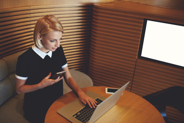 Бизнесвумен разговаривает по громкой связи
 