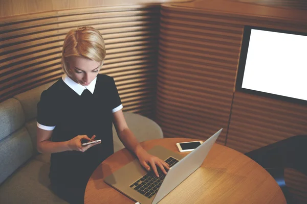 Young woman professional trader — Stok fotoğraf