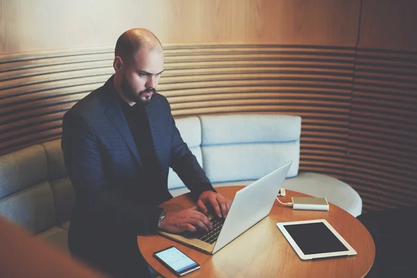 Hombre CEO de teclados en el ordenador portátil —  Fotos de Stock