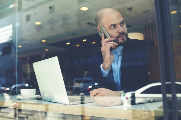 Ingeniero hombre está llamando a través del teléfono celular — Foto de Stock