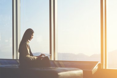 Taşınabilir bilgisayar kullanarak çekici kadın 