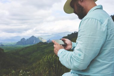 Akıllı telefon tutan sakallı adam 