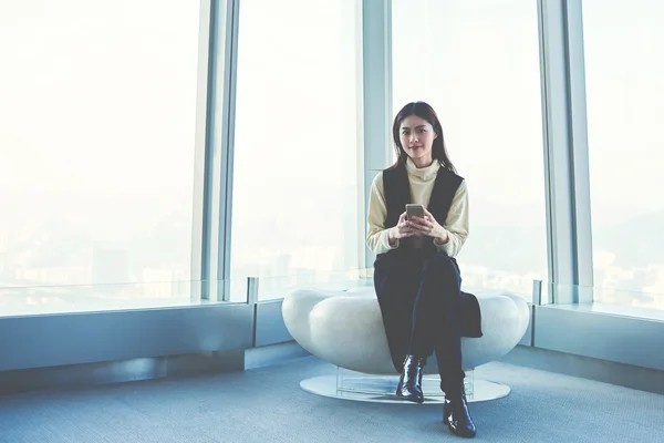 Menina hipster lindo com telefone celular — Fotografia de Stock