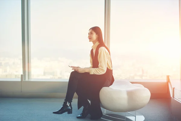 Secretaria de empresa con teléfono móvil — Foto de Stock