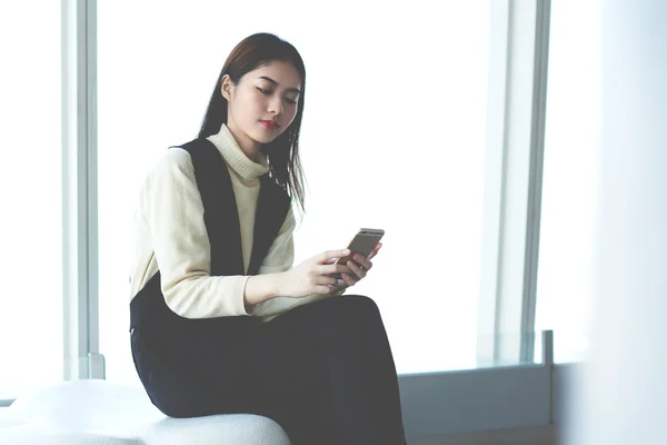 Молодая предпринимательница читает текстовое сообщение — стоковое фото