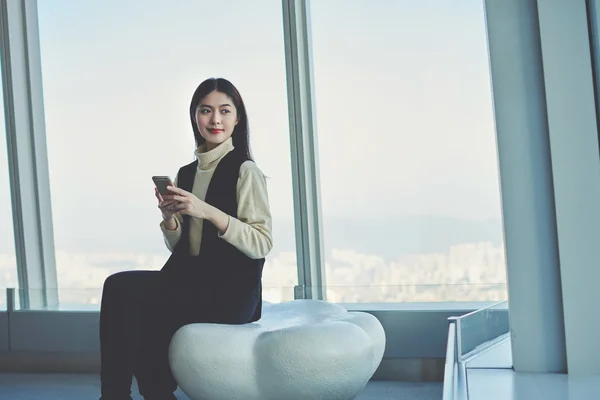 Woman young professional with mobile phone — Stockfoto