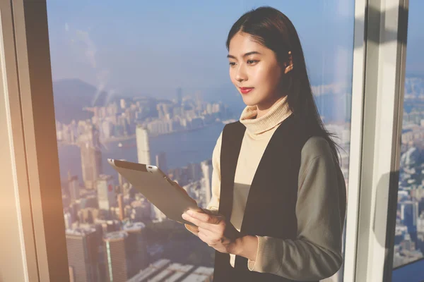 Woman entrepreneur with digital tablet — ストック写真